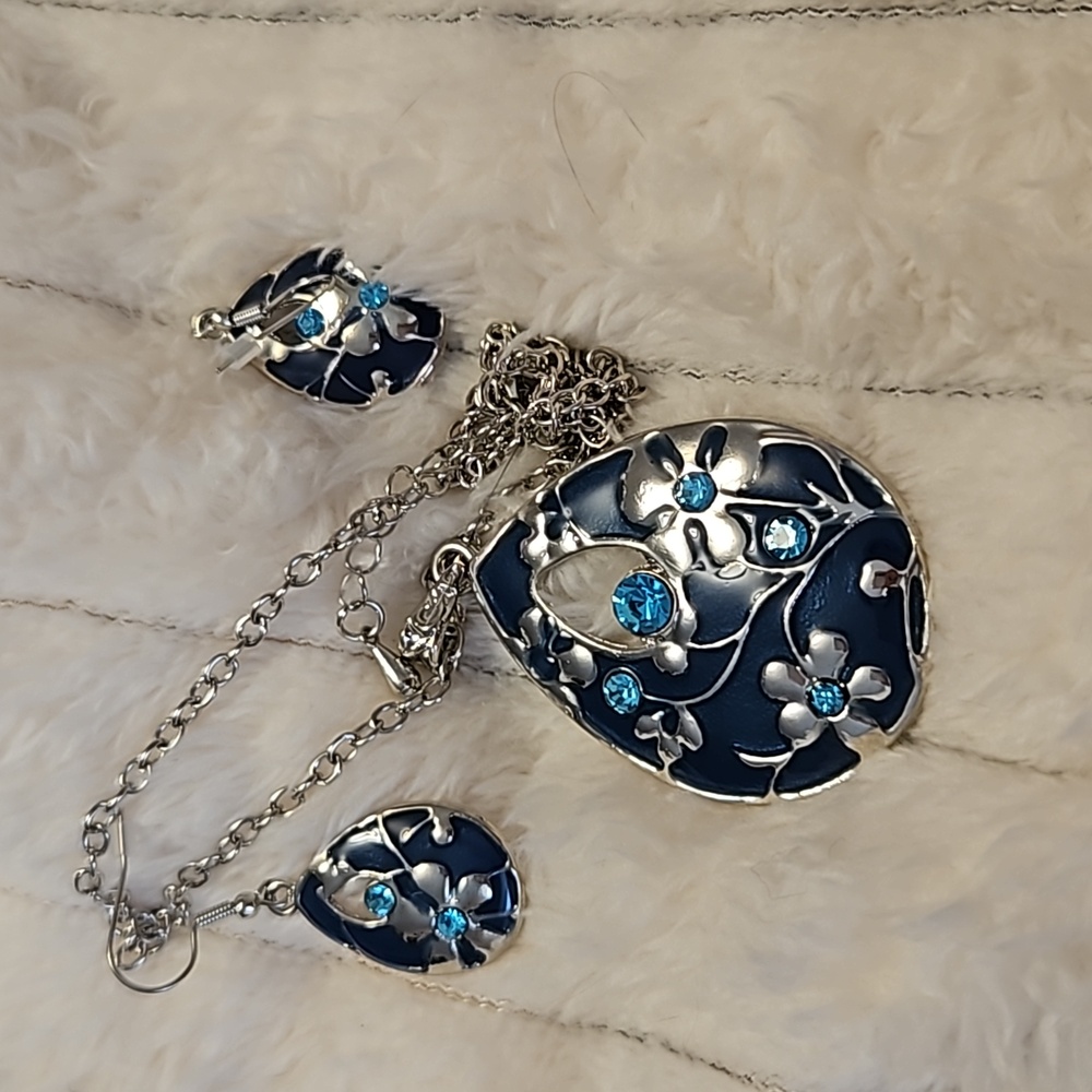 Blue Floral Necklace and earrings set NWT